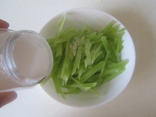 杂蔬拌鸡丝,莴苣丝放入少许盐腌制一下，凉拌时先去除腌制出来的汁；
