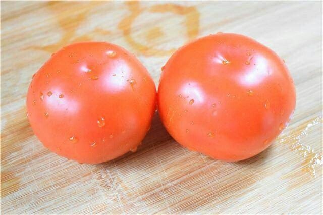 番茄炒蛋,选<a style='color:red;display:inline-block;' href='/shicai/ 3551'>西红柿</a>要选圆的。看起来扁扁的。不要有白色存在