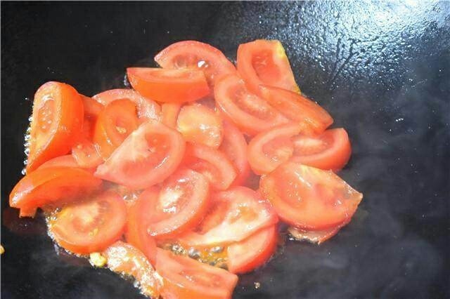 番茄炒蛋,切点老姜等待油热后倒下西红柿