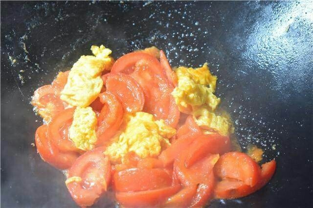 番茄炒蛋,放入鸡蛋。炒出汁