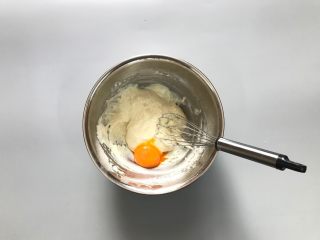 酸奶芝麻戚风,分三次加入蛋黄。（前2次每次1个，第3次2个）