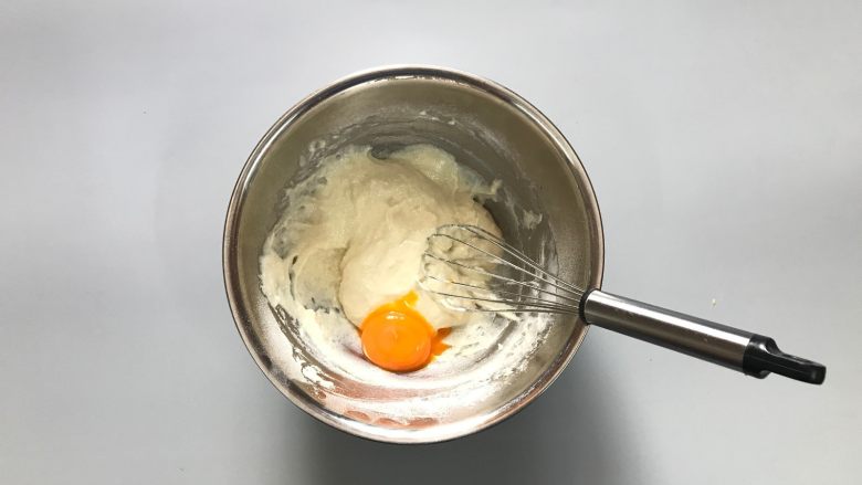 酸奶芝麻戚风,分三次加入蛋黄。（前2次每次1个，第3次2个）