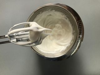 酸奶芝麻戚风,蛋白加入适量柠檬汁分三次打入粉糖50克，打至打蛋器提起呈有弹性的大弯角。