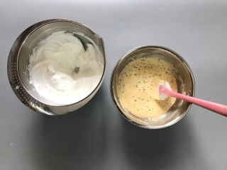 酸奶芝麻戚风,先将1/3蛋白霜放入蛋黄糊。切拌加翻拌，混合均匀。