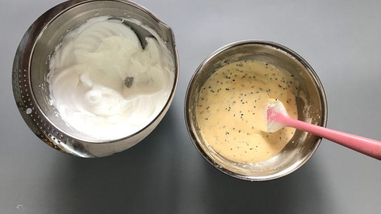 酸奶芝麻戚风,先将1/3蛋白霜放入蛋黄糊。切拌加翻拌，混合均匀。