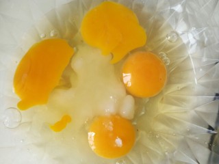 椰浆戚风小蛋糕,蛋黄，蛋清分离，蛋黄里放入白糖，色拉油搅拌