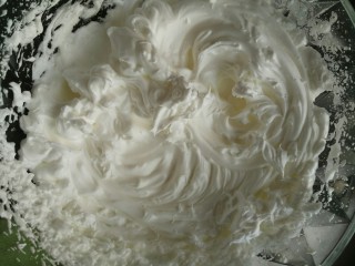 椰浆戚风小蛋糕,分三次加入白糖，然后蛋清打到有纹路就可以了