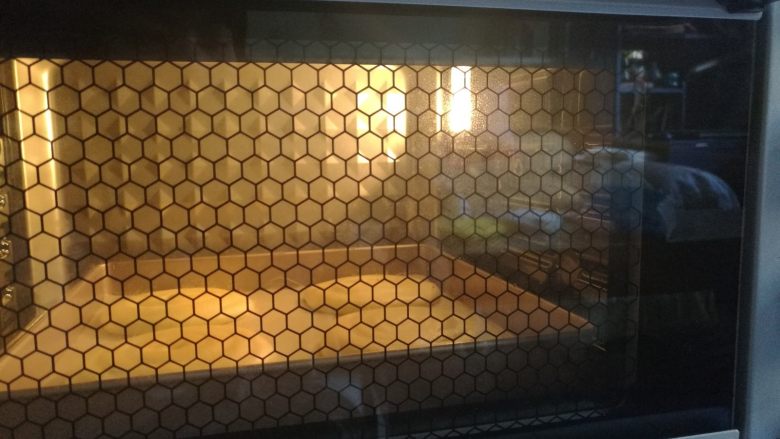 网红花生小贝蛋糕,送入预热好的烤箱，中下层上下火175度烘烤12分钟即可。