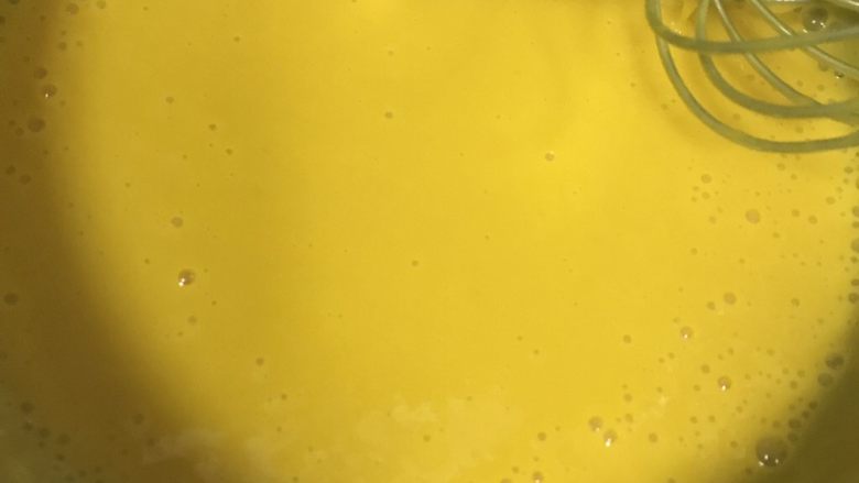 清凉柠檬芝士杯,隔水加热轻轻搅避免蛋黄发（重点）