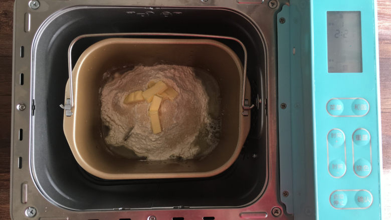 面包机版黄桃面包派,将所有面包材料放入东菱DL-4706W面包机中。