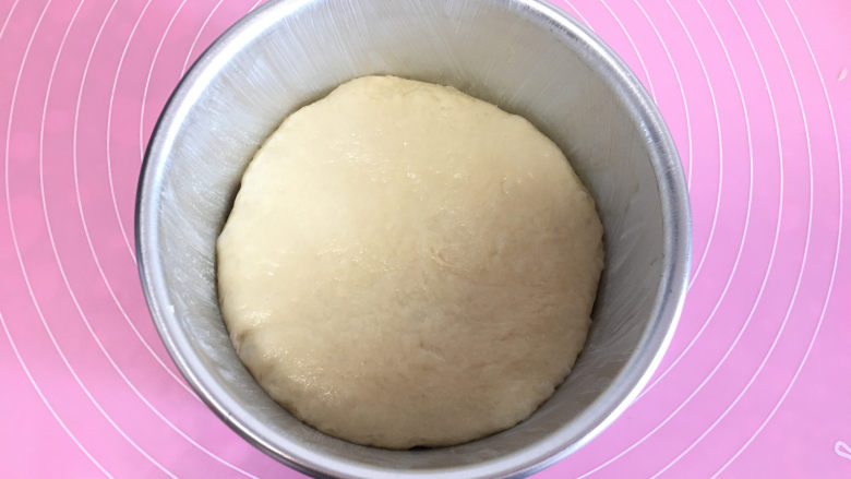 面包机版黄桃面包派,然后放入刷了黄油的模具中。