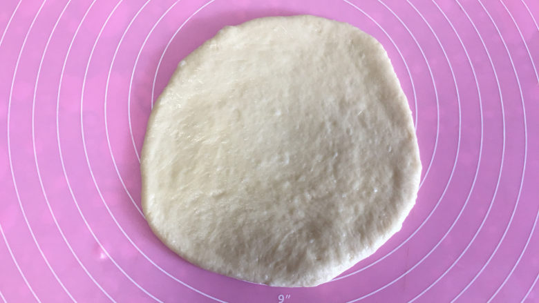 面包机版黄桃面包派,取另一块小的面团，也擀成模具大小的圆。