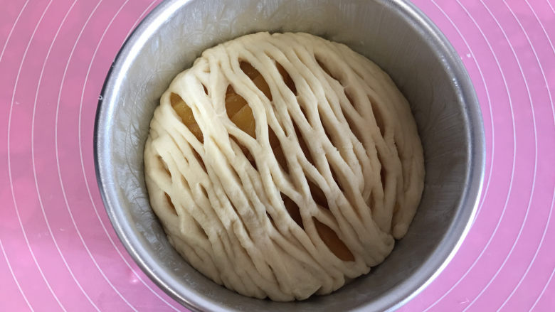 面包机版黄桃面包派,然后小心的将拉网放入模具中，覆盖在黄桃上，四周用手压一下，和底下面饼粘合在一起。
