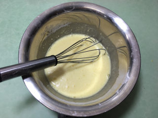 奶黄包,用打蛋器混合均匀.
