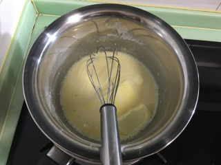 奶黄包,放到火上隔水加热，一边加热一边不停的搅拌。