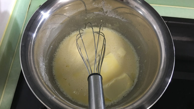 奶黄包,放到火上隔水加热，一边加热一边不停的搅拌。