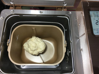 奶黄包,面团发酵完毕后利用面包揉面程序进行排气，揉面5分钟。（也可以取出来用手揉面进行