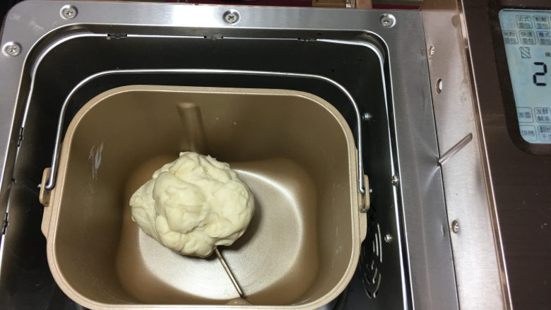 奶黄包,面团发酵完毕后利用面包揉面程序进行排气，揉面5分钟。（也可以取出来用手揉面进行