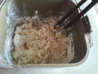 网纹红豆面包,将A里面的材料全部放入面包机，用筷子稍微搅拌。