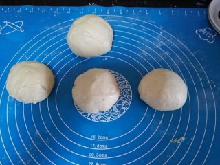 网纹红豆面包,分成四个圆剂子，其中三个一样大，另外一个面团比其他的三个大30克左右。