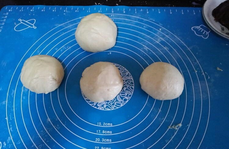 网纹红豆面包,分成四个圆剂子，其中三个一样大，另外一个面团比其他的三个大30克左右。