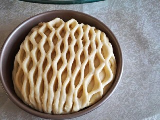 网纹红豆面包,烤箱或者发酵到里面放一碗热水，保持在38度左右，发酵到两倍大左右。