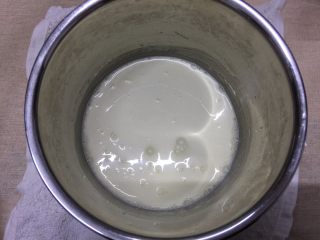 奶油黑杯子,搅拌均匀后，座温水中保温