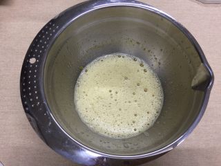 奶油黑杯子,座热水搅拌至糖和盐完全融化，并加热至温度达到37-40度左右