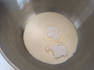 樱花泡芙,18.淡奶油加入糖粉，打发