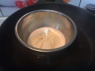 半熟芝士蛋糕,和牛奶混合隔热水加热拌成细腻的糊状