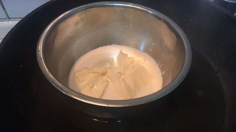 半熟芝士蛋糕,和牛奶混合隔热水加热拌成细腻的糊状