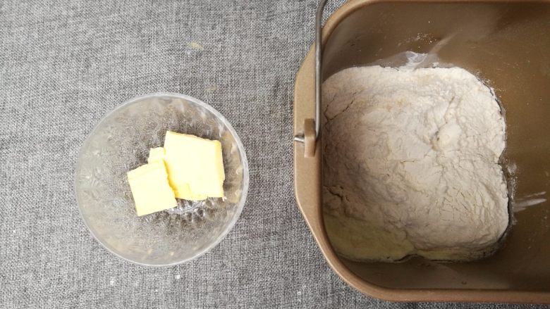 小熊面包,1.所有材料除黄油外，放入面包桶，后油法揉出薄膜后，直接放面包机发酵！