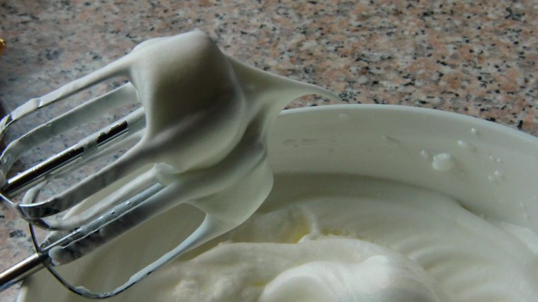抹茶漩涡蛋糕,8．	打至硬性发泡，提起打蛋器有直立的尖角即可。
