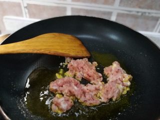 宝宝辅食~~肉末蒸蛋,热锅放入油，再放入肉末炒