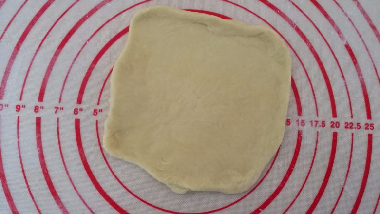 水果鱼面包,6.大面团擀成圆形！
