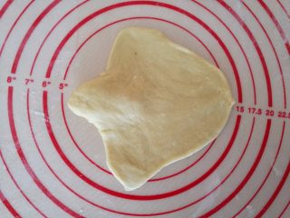 水果鱼面包,8.留出一端当鱼头，另外两边分别像反方向擀开，如图所示
