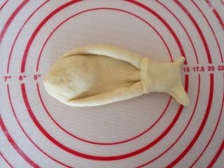 水果鱼面包,10.小面团做成鱼尾巴形状，接口处捏紧。