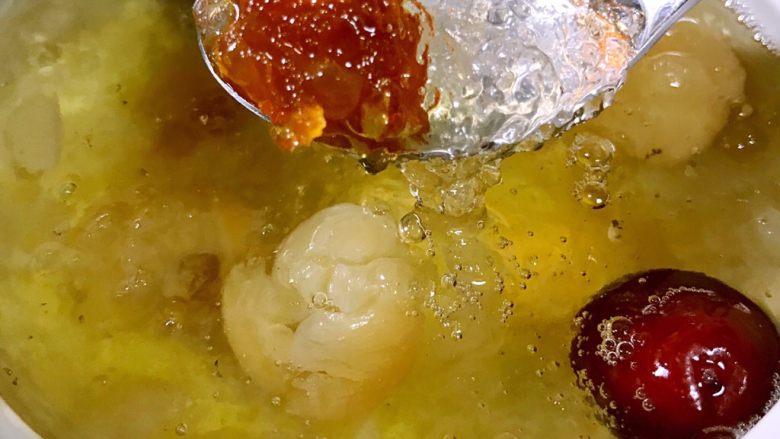雪燕桃胶美容养颜甜品,温热的时候吃或者凉了后入冰箱保鲜一会吃凉爽的很