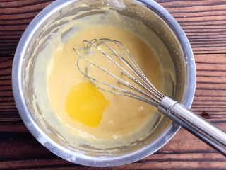 可露丽~~~天使的铜铃,加入已过筛的低粉，提前软化好的黄油(液态的)，轻搅拌均匀。
