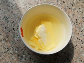 椰蓉薄脆饼,2.	白砂糖、黄油、水放到碗里。
