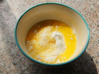 椰蓉薄脆饼,4.	将融化的黄油和水倒到椰蓉里。

