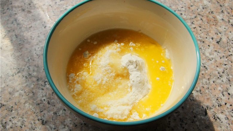 椰蓉薄脆饼,4.	将融化的黄油和水倒到椰蓉里。
