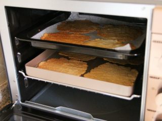 椰蓉薄脆饼,11.	因为长帝这款烤箱带有热风循环的太阳风烘焙烤箱，同时可以烤多盘，上色均匀，非常方便。
