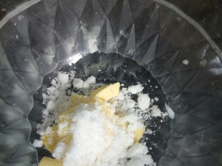 糖心饼干,黄油加入全部糖粉，用打蛋器稍稍搅拌，以免打发的时候会飞溅