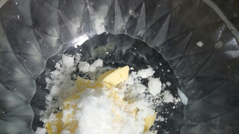 糖心饼干,黄油加入全部糖粉，用打蛋器稍稍搅拌，以免打发的时候会飞溅