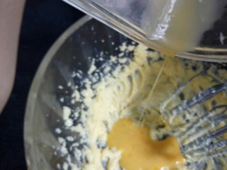糖心饼干,然后加入另外一半的蛋液，用打蛋器搅打均匀，黄油有沾到容器内壁上，需要用刮刀刮下，然后用打蛋器搅打