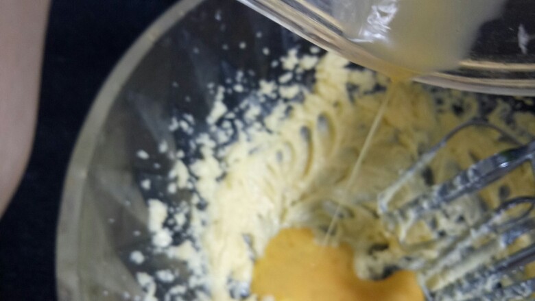 糖心饼干,然后加入另外一半的蛋液，用打蛋器搅打均匀，黄油有沾到容器内壁上，需要用刮刀刮下，然后用打蛋器搅打