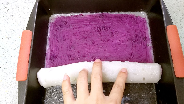 紫薯糯米卷,趁还微温时卷起。