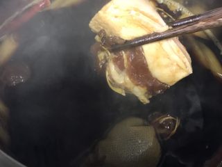 肉夹馍（居家版）,把腌制好的肉入锅开始煮