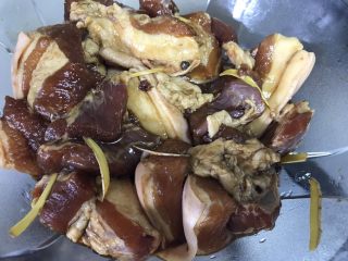 肉夹馍（居家版）,五花肉切块用料酒、生抽、花椒（不爱麻的不加）姜腌制半小时